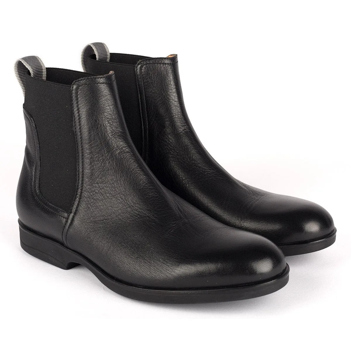 1004<br> Short boots in black calf leather