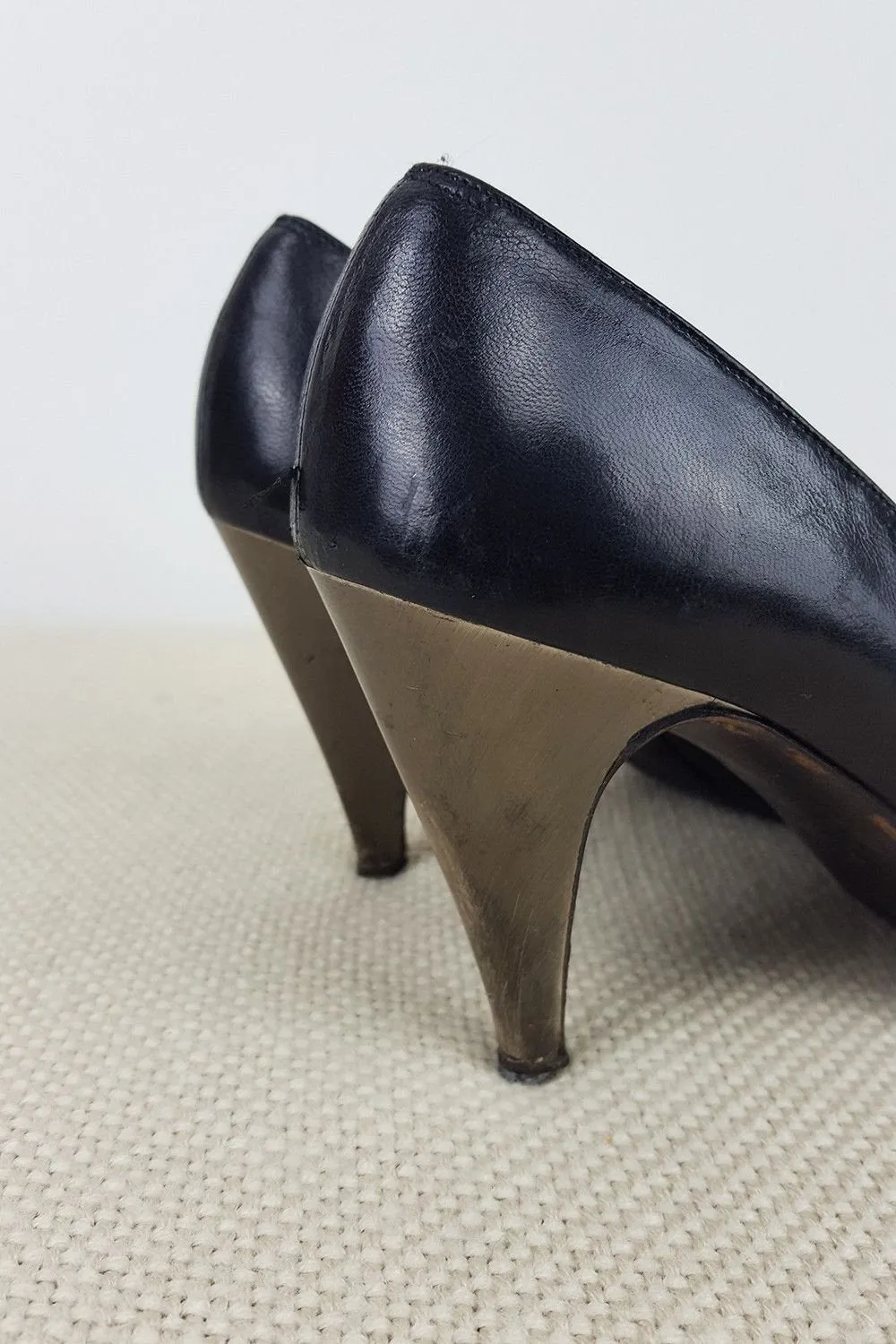 VINTAGE SALVATORE FERRAGAMO Black Leather Pumps (5.5 C)