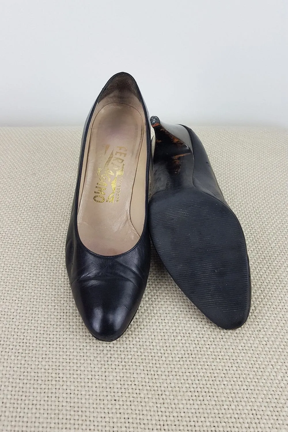 VINTAGE SALVATORE FERRAGAMO Black Leather Pumps (5.5 C)